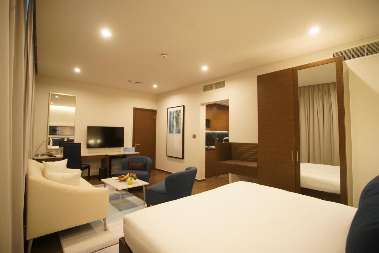 C - Hotel And Suites Доха Экстерьер фото