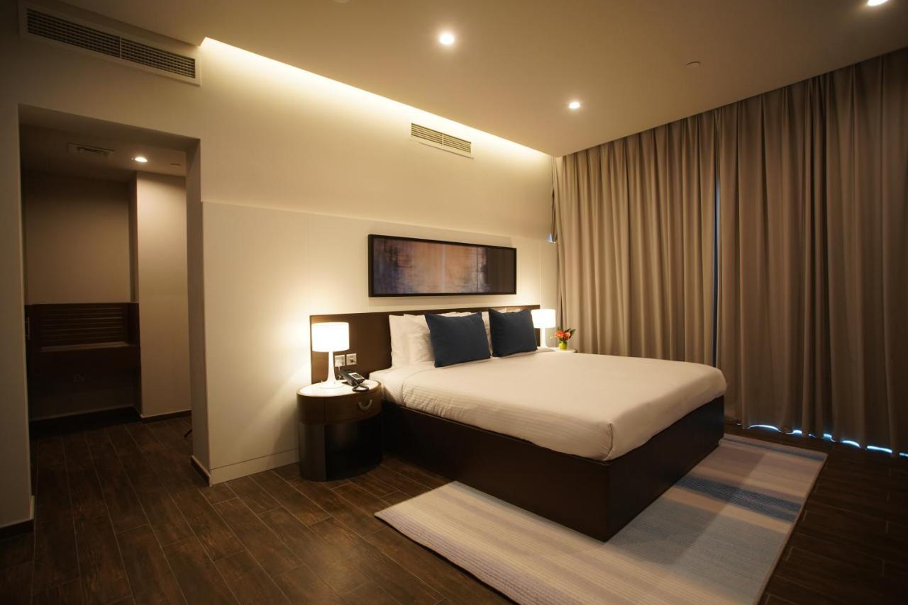 C - Hotel And Suites Доха Экстерьер фото