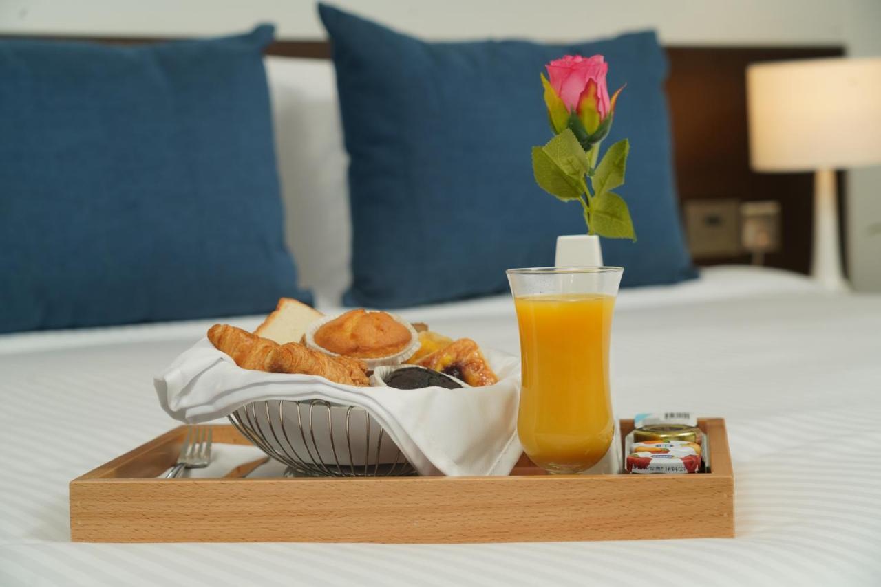 C - Hotel And Suites Доха Экстерьер фото