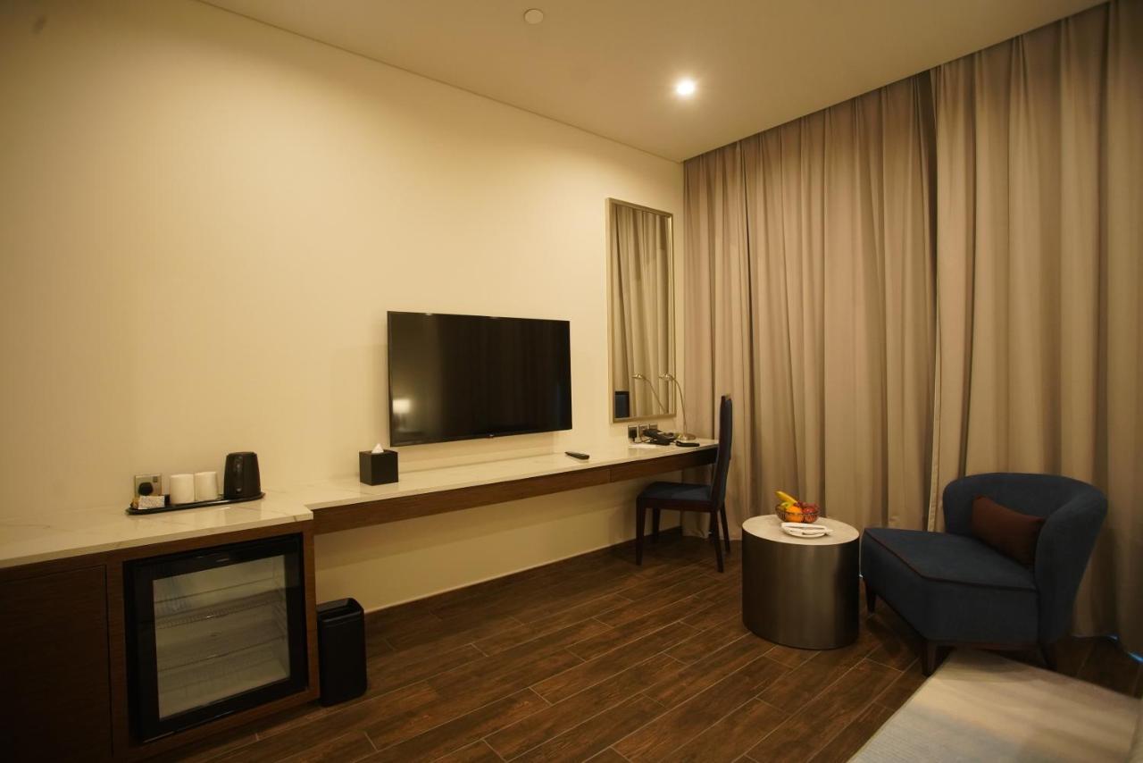 C - Hotel And Suites Доха Экстерьер фото