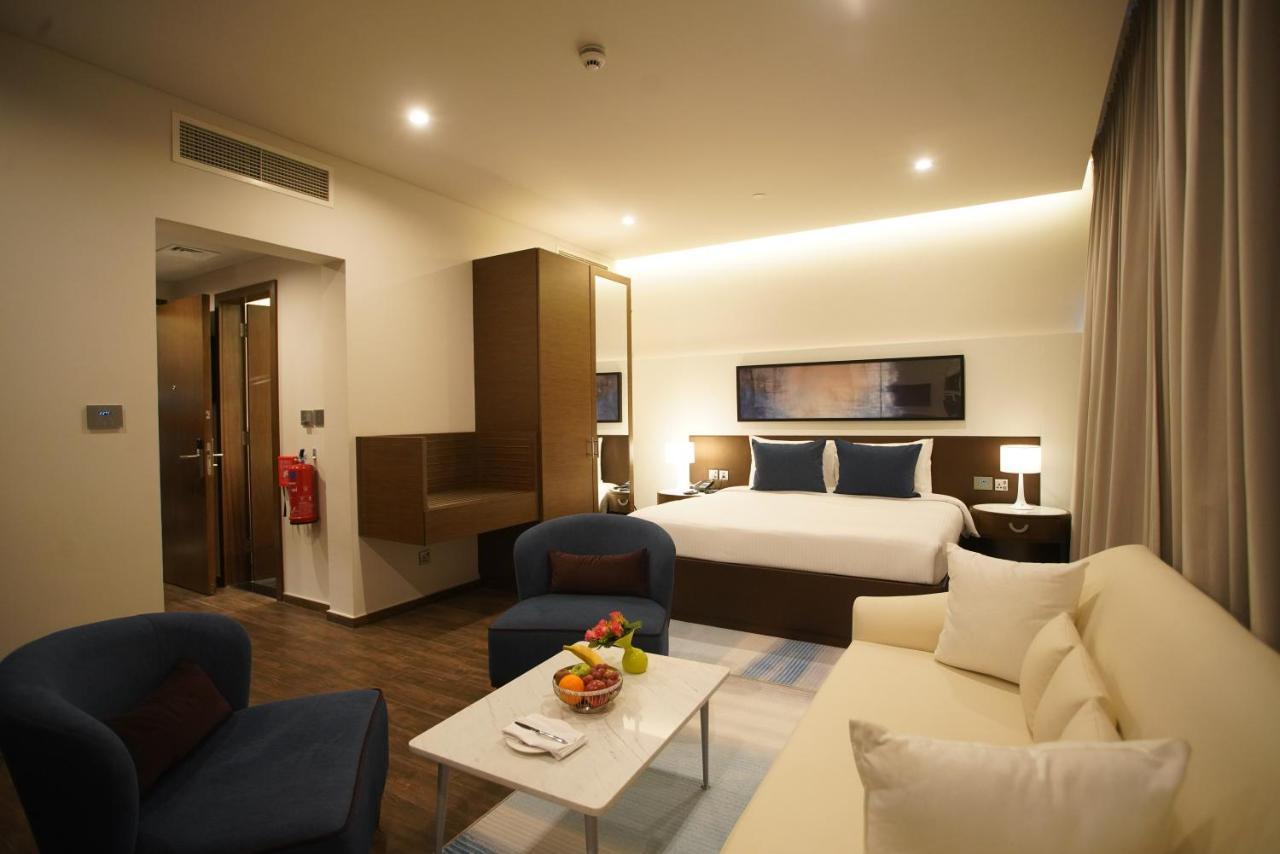 C - Hotel And Suites Доха Экстерьер фото