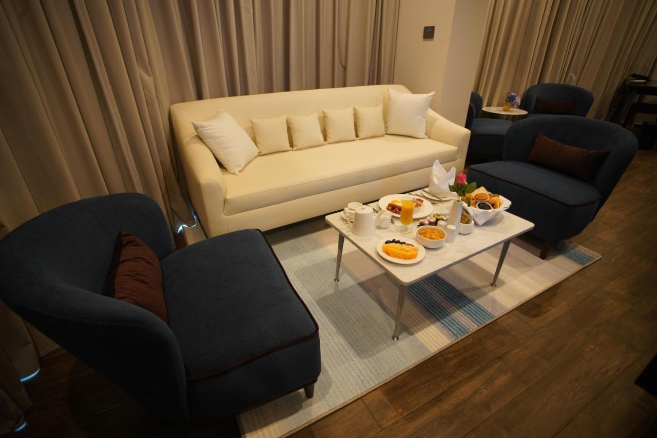 C - Hotel And Suites Доха Экстерьер фото