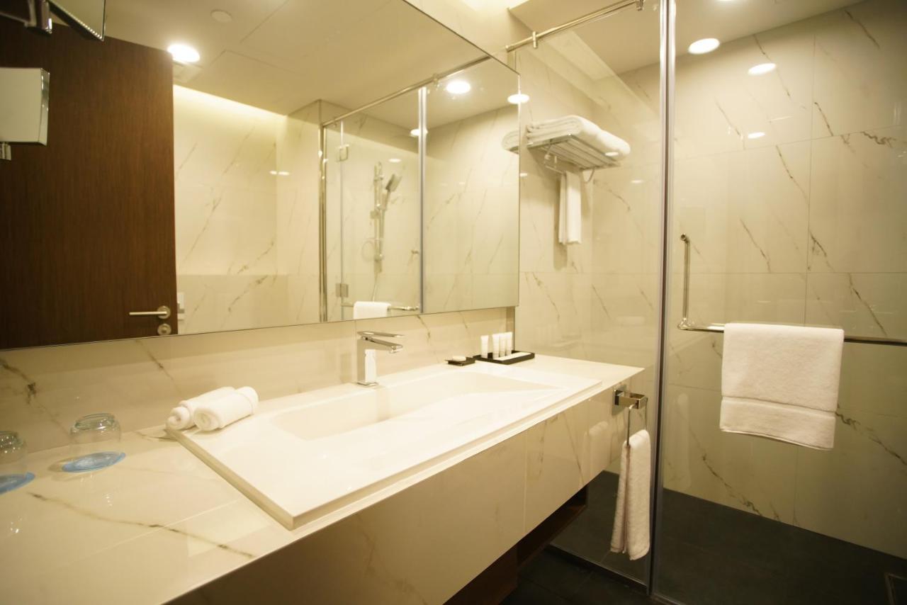 C - Hotel And Suites Доха Экстерьер фото