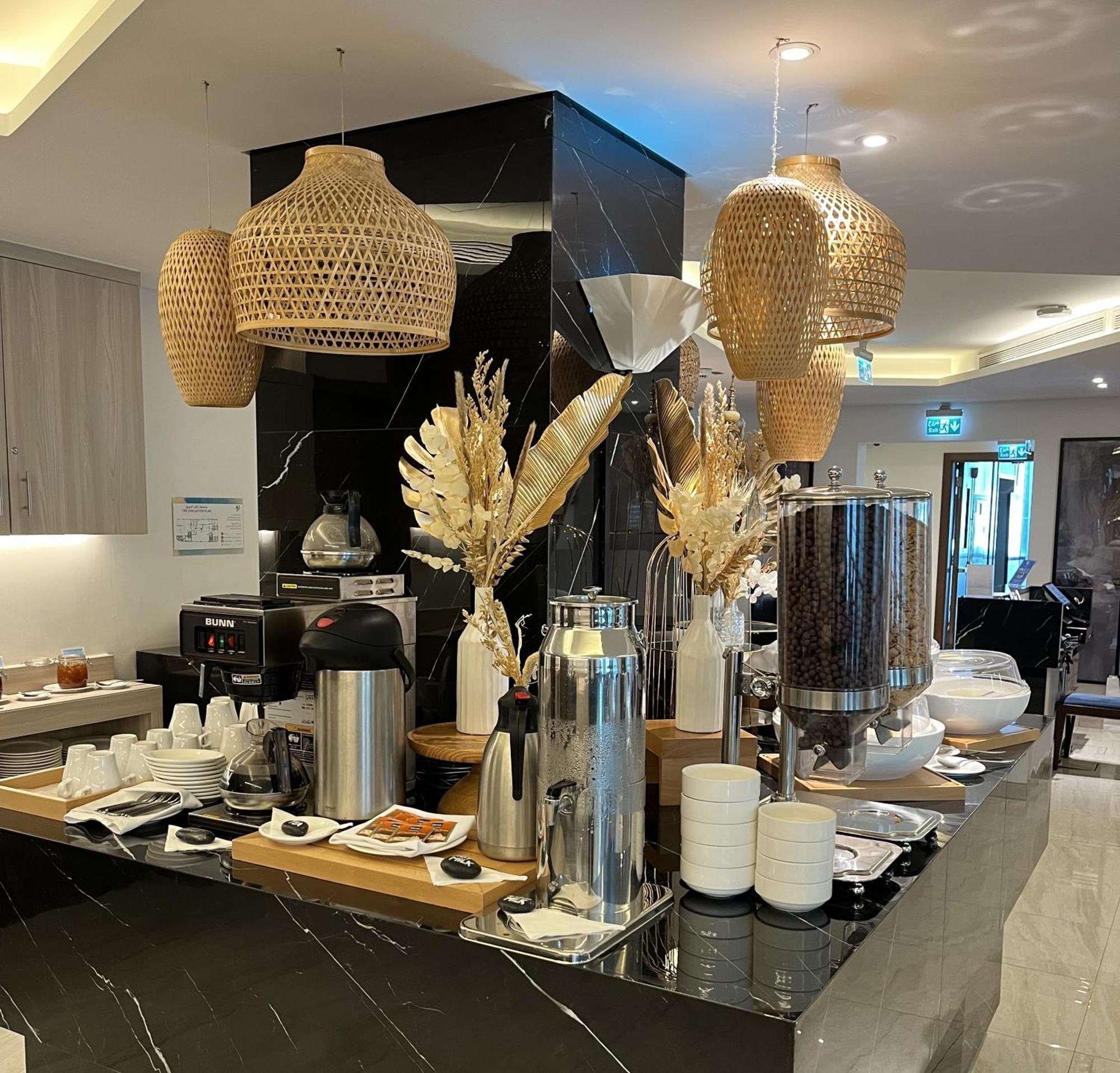 C - Hotel And Suites Доха Экстерьер фото