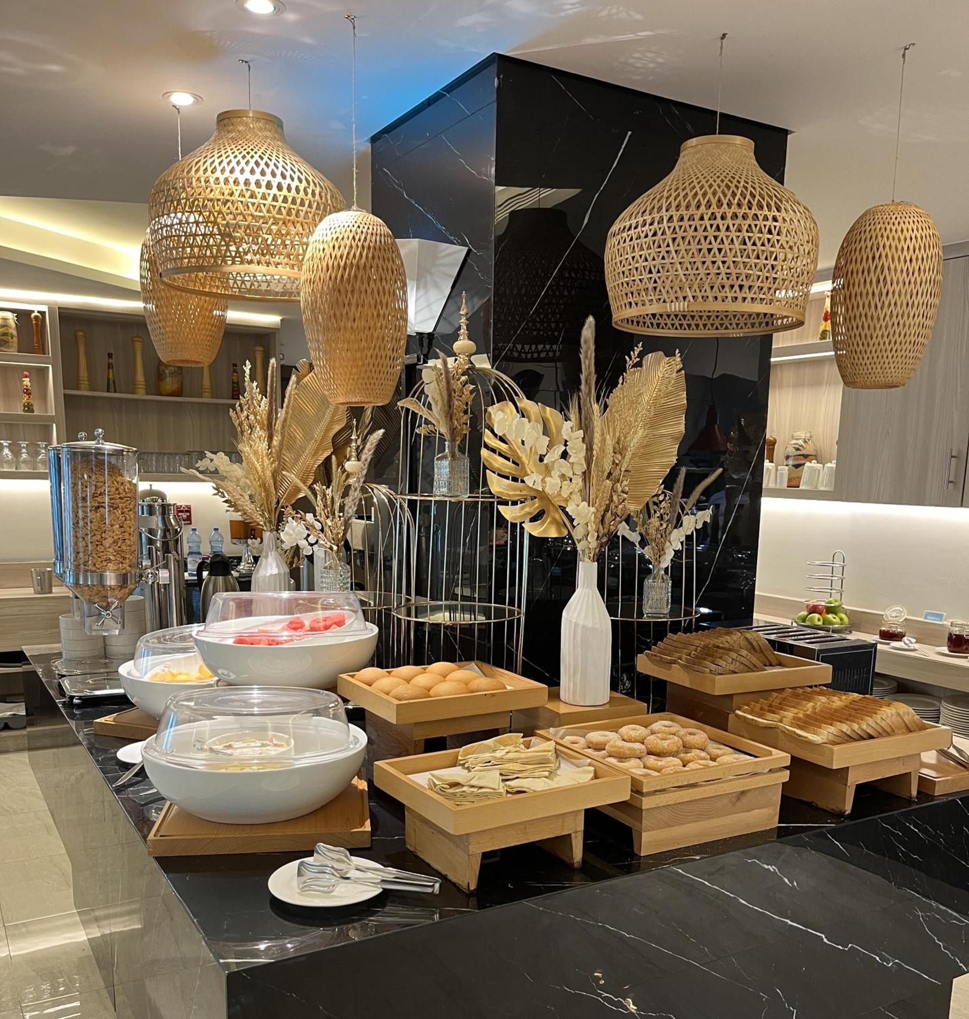 C - Hotel And Suites Доха Экстерьер фото